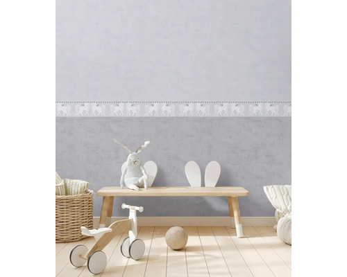 Lichte kinderkamer met wandborduur, houten bank en speelgoed