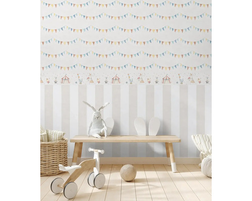 Kinderkamer met behang met circusthema, houten bank en speelgoed