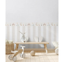 Kinderkamer met gestreept behang, circusrand, houten banken, loopfiets, knuffel en bal