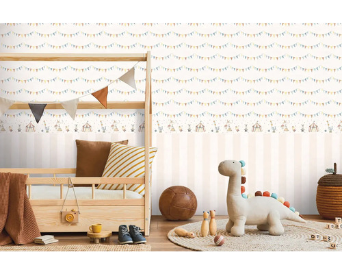 Kinderkamer met bed en behang met circusmotieven