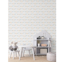 Kinderkamer met behang met slingerpatroon, tafel, stoel en huisvormig rek