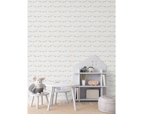 Kinderkamer met behang met slingerpatroon, tafel, stoel en huisvormig rek