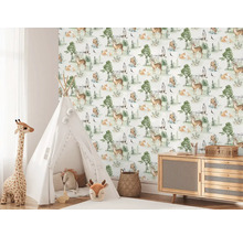 Kinderkamer met tipi tent en behang met dierenmotief.