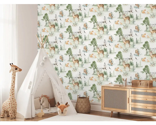 Kinderkamer met tipi tent en behang met dierenmotief.