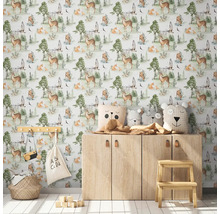 Kinderkamer met behang met bosdiermotief, houten kast en decoratieve objecten