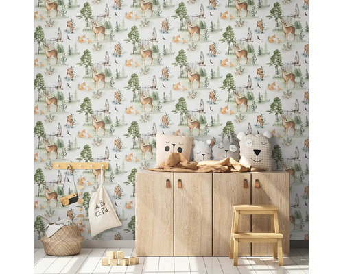 Kinderkamer met behang met bosdiermotief, houten kast en decoratieve objecten
