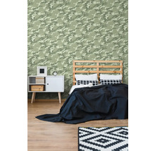 Slaapkamer met camouflage behang, bed, nachtkastje en vloerkleed