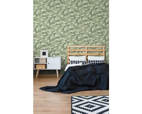 Slaapkamer met camouflage behang, bed, nachtkastje en vloerkleed