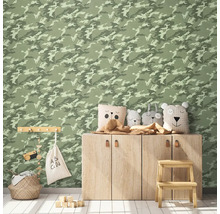 Gedecoreerde kinderkamer met camouflage behang, houten kast, decoratieve kussens, opbergmand en speelgoed