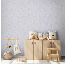 Kinderkamer met behang met skateboardmotief, houten dressoir en knuffels