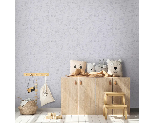 Kinderkamer met behang met skateboardmotief, houten dressoir en knuffels