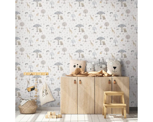 Kinderkamer met behang met dierenmotieven en houten meubels