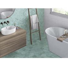 Badkamer met wastafel, bad, ladder en wand- en vloertegels in verschillende vormen