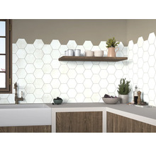 Keukenscène met witte, zeshoekige tegels op de muur, aangevuld met een houten plank en een werkblad