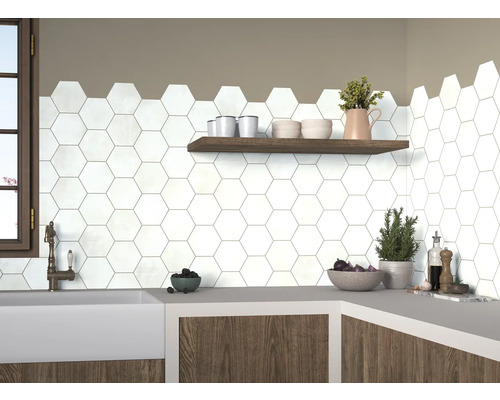 Keukenscène met witte, zeshoekige tegels op de muur, aangevuld met een houten plank en een werkblad