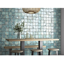 Decoratief interieur met wandtegels, houten tafel en barkrukken