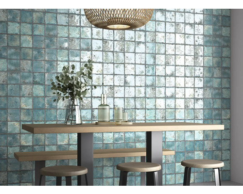 Decoratief interieur met wandtegels, houten tafel en barkrukken