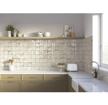 Keukenscène met keukenkasten, gootsteen, tegels en decoraties op een plank