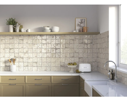 Keukenscène met keukenkasten, gootsteen, tegels en decoraties op een plank