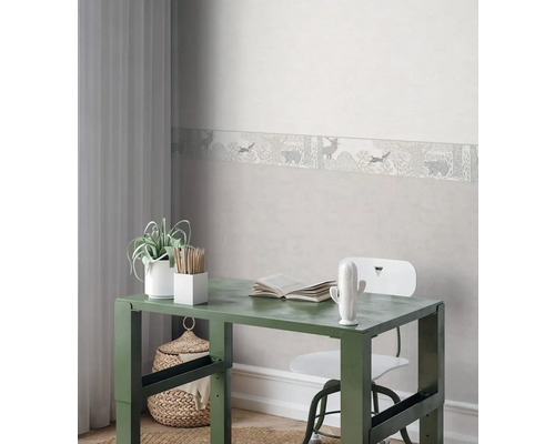 Decoratieve studeerkamer met wandrand, bureau, stoel en accessoires.