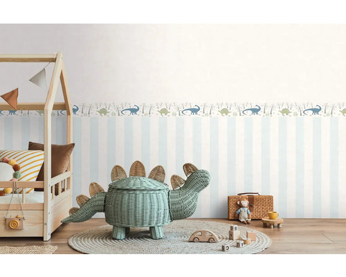 Kinderkamer met gestreept behang, dinosaurusrand, speelbed en dinosaurusvormige mand