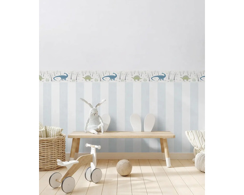 Lichte kinderkamer met gestreept behang, dinosaurusrand, houten bank, speelgoed en mand