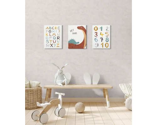 Kinderkamerdecoratie met ABC-, dinosaurus- en cijfermuurkunst boven een houten bank met speelgoed