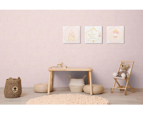 Kinderkamer met tafel, berenmand en muurschilderingen met kasteel-, koets- en sprookjesmotieven