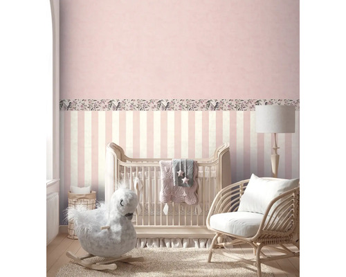 Babykamer met ledikant, schommelpaard, fauteuil en gestreept behang met rand