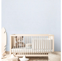 Kinderkamer met babybed, teddybeer en decoratie
