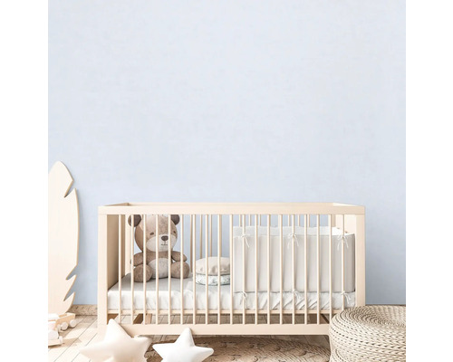 Kinderkamer met babybed, teddybeer en decoratie