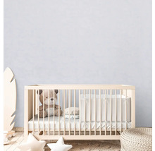 Babykamer met ledikant, teddybeer en decoratie