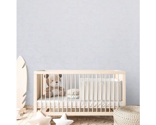 Babykamer met ledikant, teddybeer en decoratie