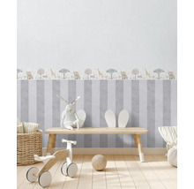 Kinderkamer met gestreept behang en dierenmotieven plus speelgoeddecoratie