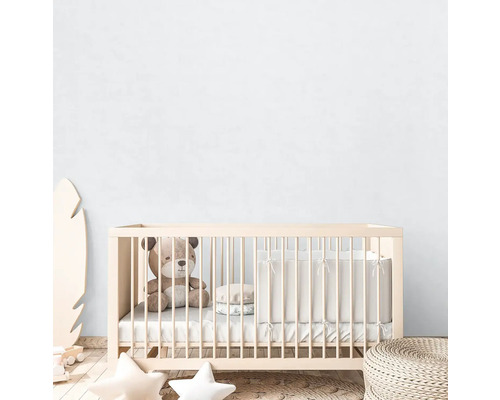 Kinderkamer met ledikant, teddybeer en decoratie