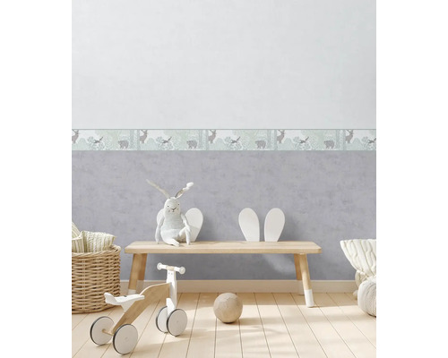 Kinderkamer met decoratieve rand, speelgoed en lichte houten vloer