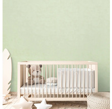 Kinderkamer met ledikant, teddybeer en decoratieve elementen.