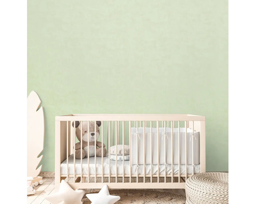 Kinderkamer met ledikant, teddybeer en decoratieve elementen.