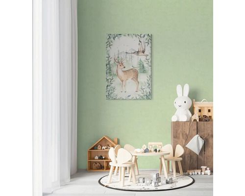 Lichte kinderkamer met een muurschildering van een hert en uil boven een kindertafel