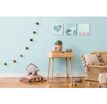 Kinderkamer scène met decoratie, bijzettafel en zitgelegenheid