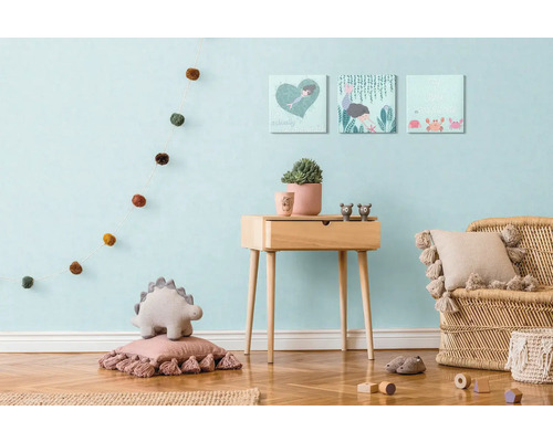 Kinderkamer scène met decoratie, bijzettafel en zitgelegenheid