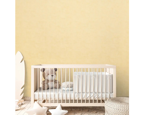 Kinderkamer met ledikant, teddybeer en decoratie