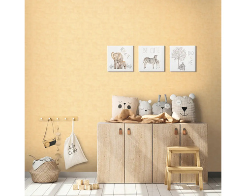 Kinderkamer met houten kast, muurdecoraties, kussens en speelgoed voor een gezellige sfeer