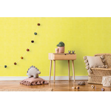 Kinderkamer met houten vloer, nachtkastje, rotan stoel en decoratieve elementen