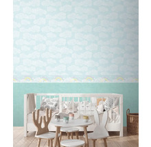Kinderkamer met wolken- en regenboogpatroonbehang, kinderbed, tafel en stoelen