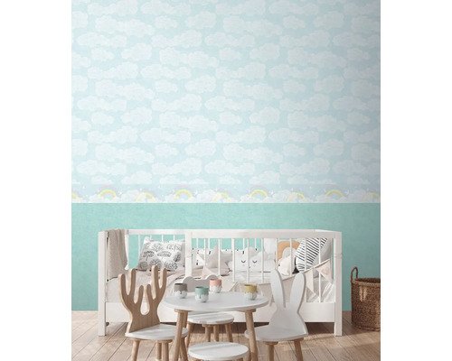 Kinderkamer met wolken- en regenboogpatroonbehang, kinderbed, tafel en stoelen