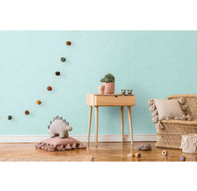 Kinderkamer met houten meubels, kussens en decoratie