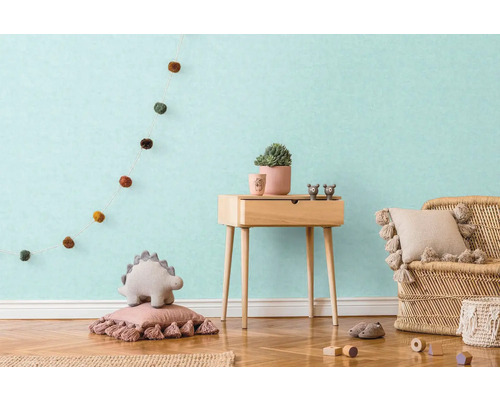Kinderkamer met houten meubels, kussens en decoratie