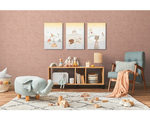 Kinderkamer met muurschilderingen van circusdieren, houten plank, speelgoed en vloerkleed