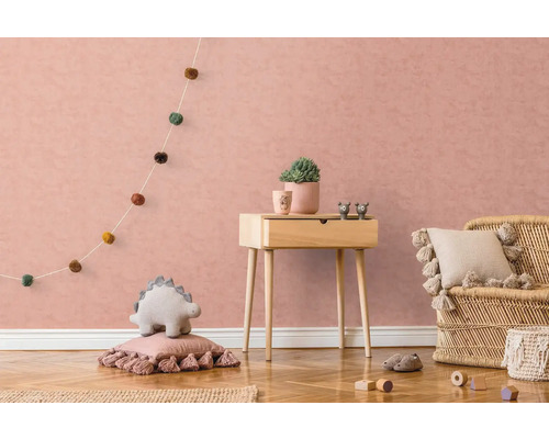 Kinderkamer met houten bureau, rotan stoel en decoratieve elementen